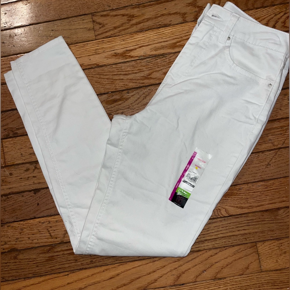 No Boundaries Women's Crisp White Skinny Jeans